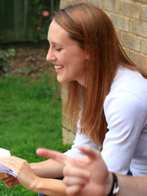 Holly_Lucas_Writer_and_Actress_On_Set